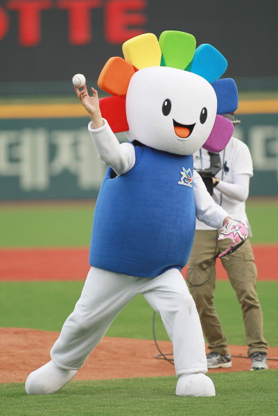 선거관리위원회 캐릭터 참참이의 시구모습